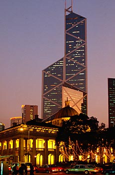 Legco-Gebäude vor Bank of China in Hongkong