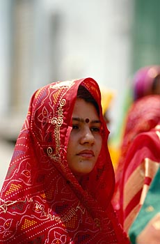 Frauen beim Hochzeitsumzug in Udaipur, Indien